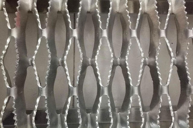Serrated-Grating